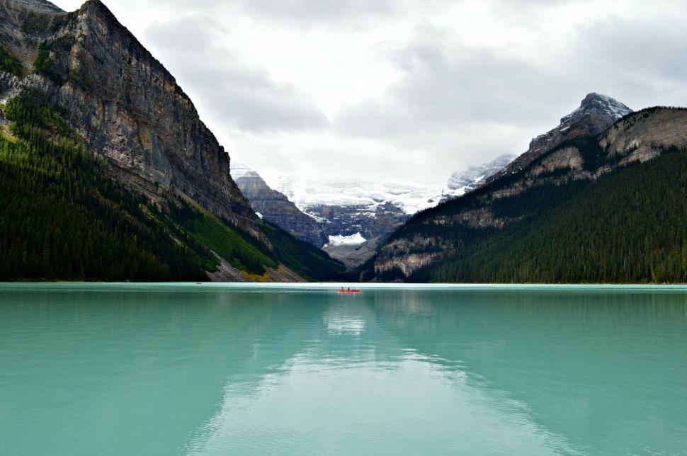 Free Image of Majestic Mountain Lake Surrounded by Peaks 