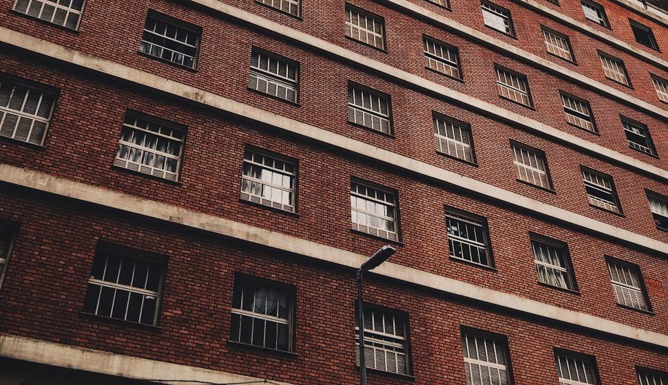 Free Image of Tall Brick Building With Lots of Windows 