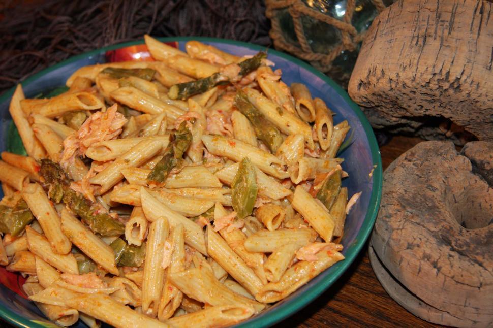 Free Image of salmon pasta 