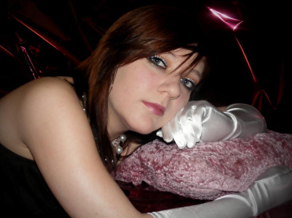Free Image of Girl On Pillow 