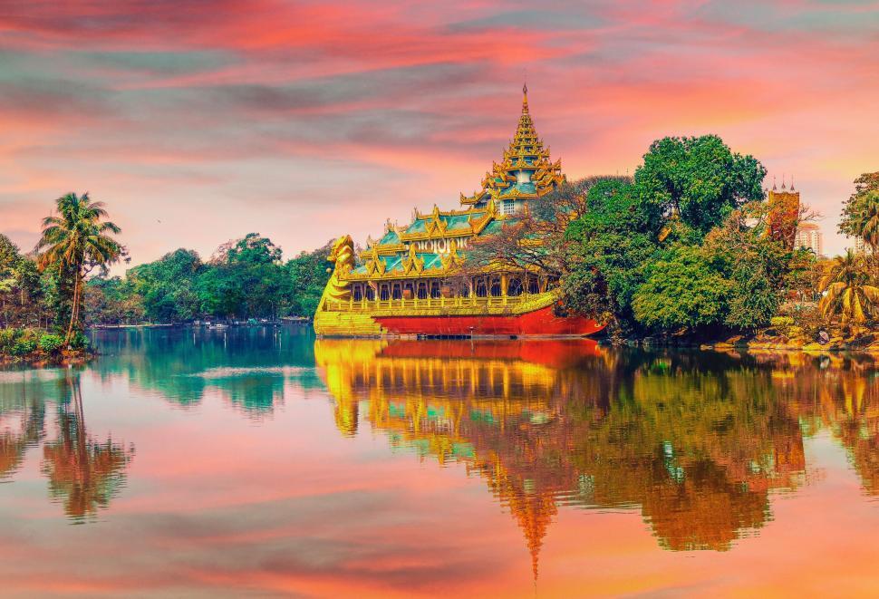 Free Image of Boat Floating on Lake 