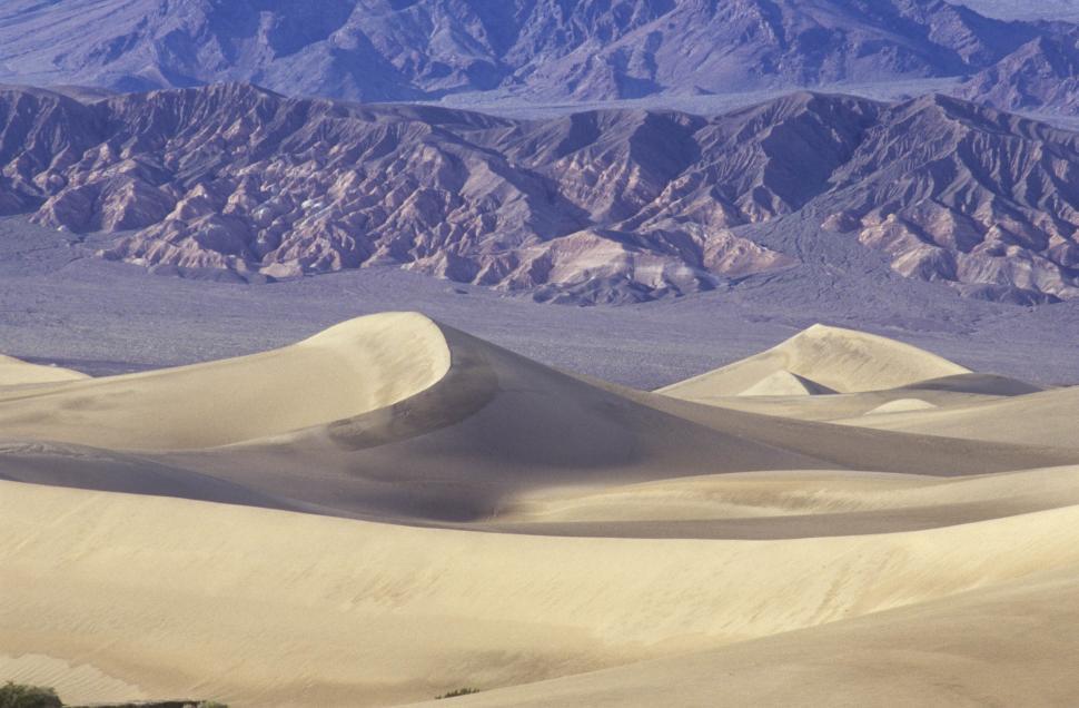 Free Image of sand dunes meet the mountains 