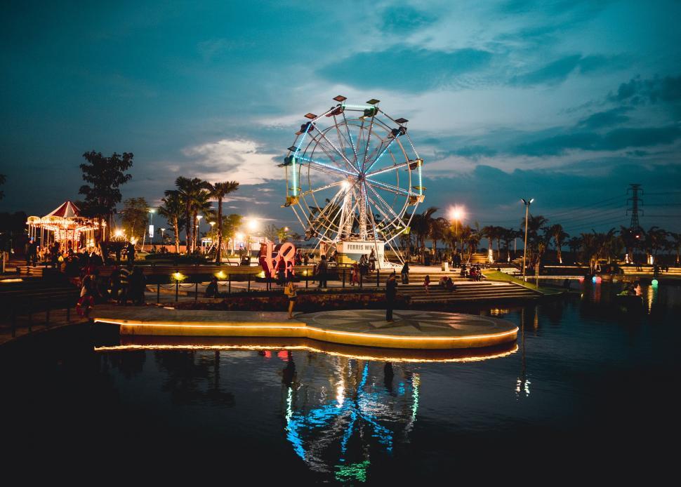 Free Image of Ferris Wheel Illuminated at Night 
