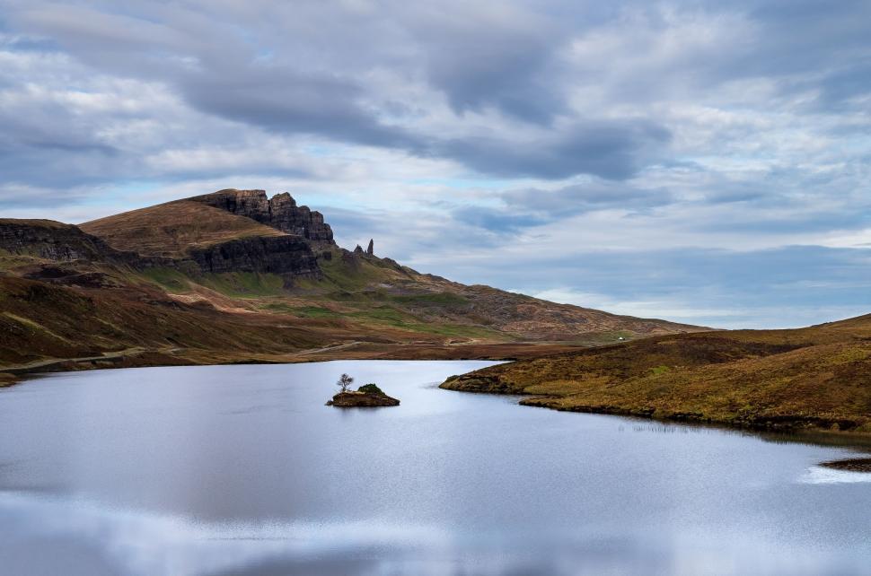 Free Image of Majestic Mountain Lake Surrounded by Peaks 