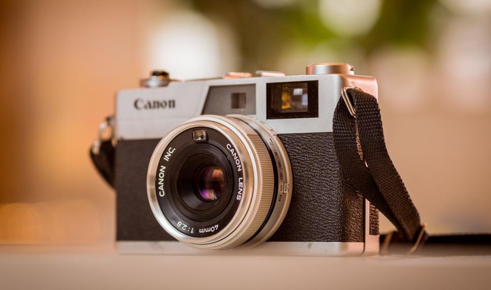 Free Image of Camera on Table 