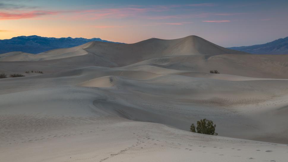 Free Image of Arid Desert Landscape With Distant Mountains 