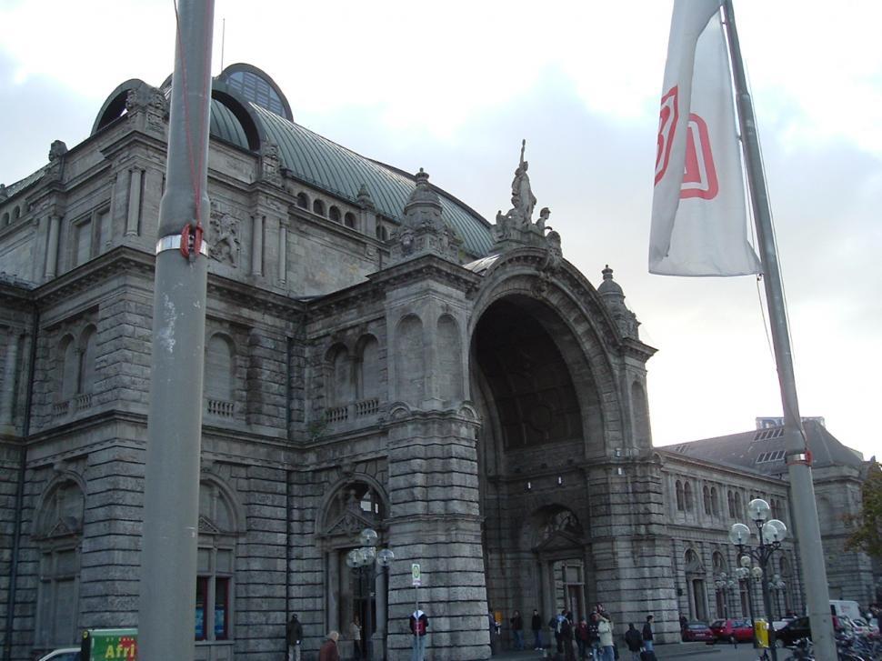 Free Image of Majestic Building With Flag Flying 