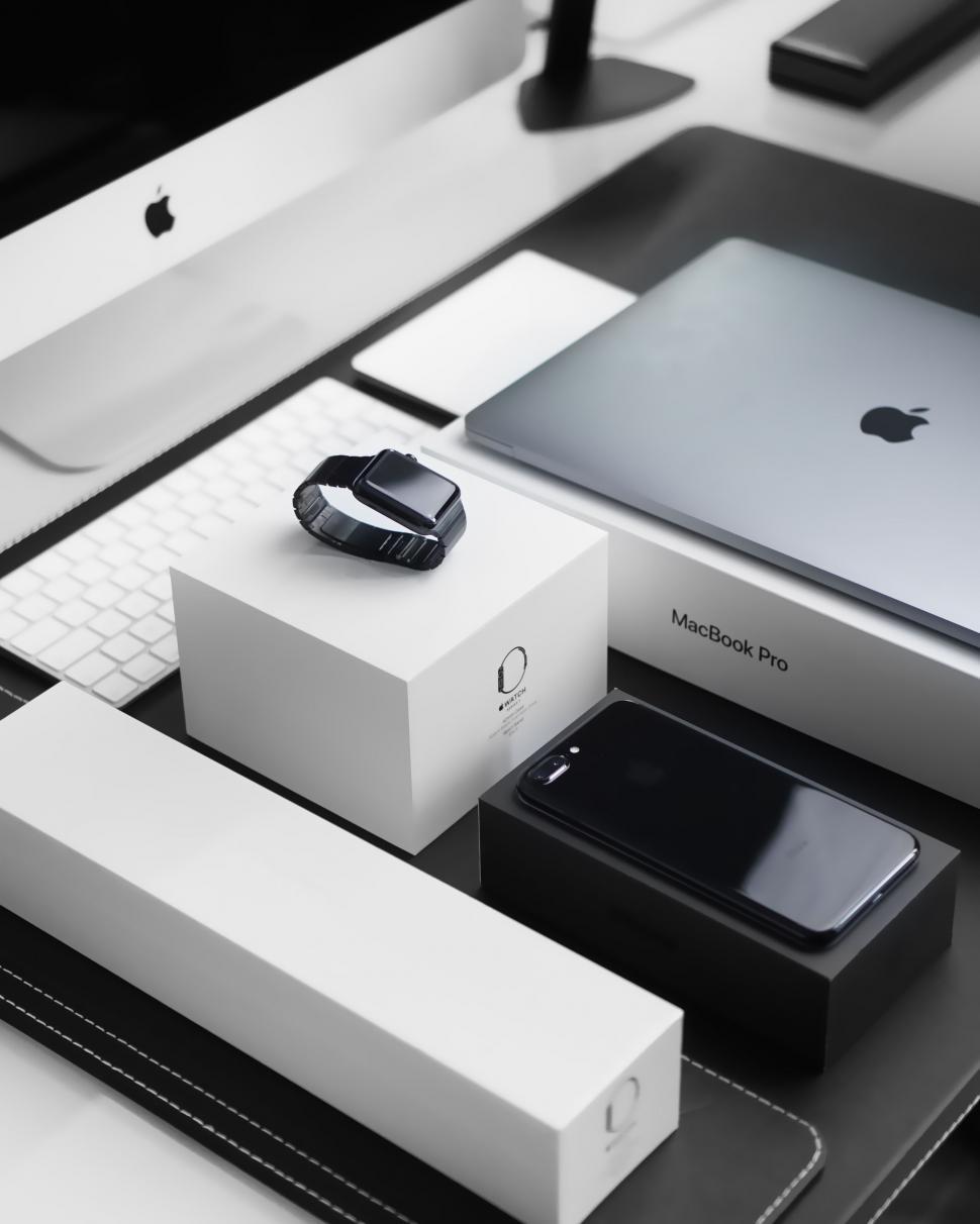 Free Image of Two Cell Phones on Desk 