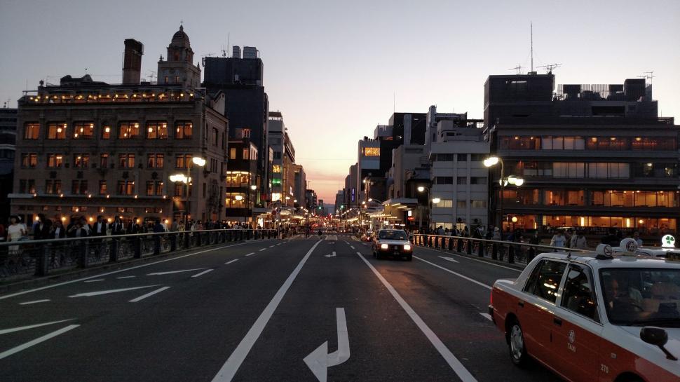 Free Image of Busy City Street With Nighttime Traffic 