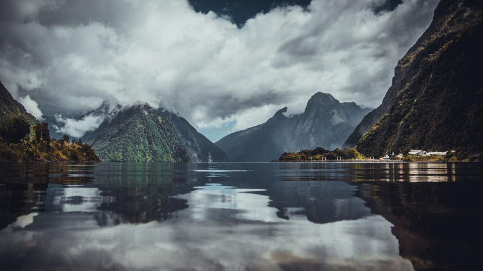 Free Image of Majestic Mountain Lake Surrounded by Peaks 