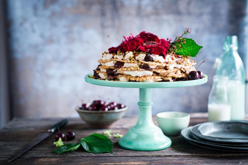 Free Image of Cake on Cake Plate 
