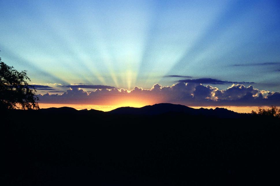 Free Image of Rays of a desert sunset 