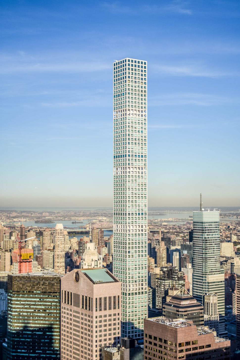 Free Image of Towering Skyscraper Dominating Urban Landscape 