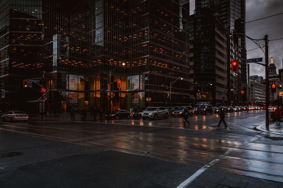 Free Image of Bustling City Street With Heavy Traffic at Night 