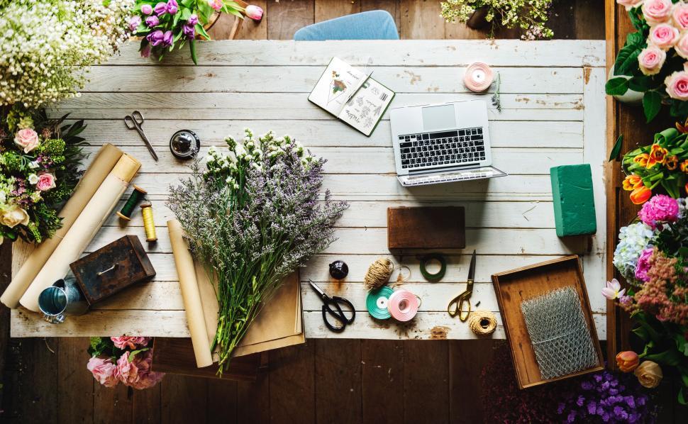 Free Image of Table With Flowers and Laptop 
