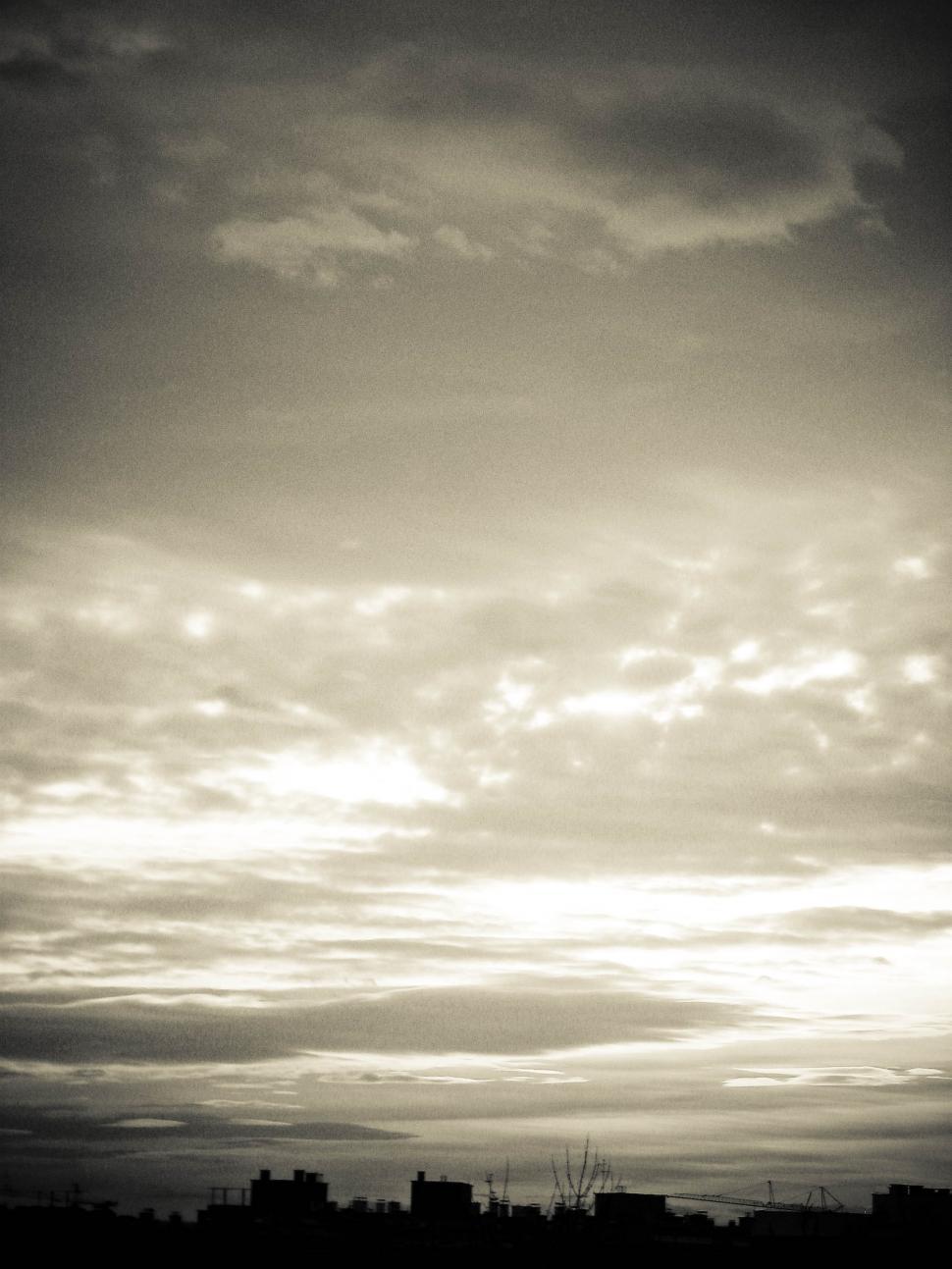 Free Image of black and white sky 