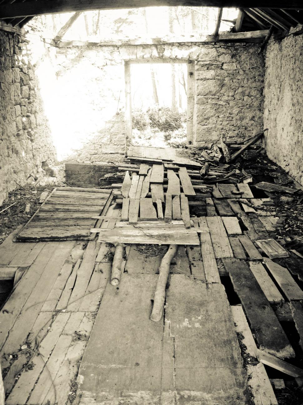 Free Image of stone house ruins 