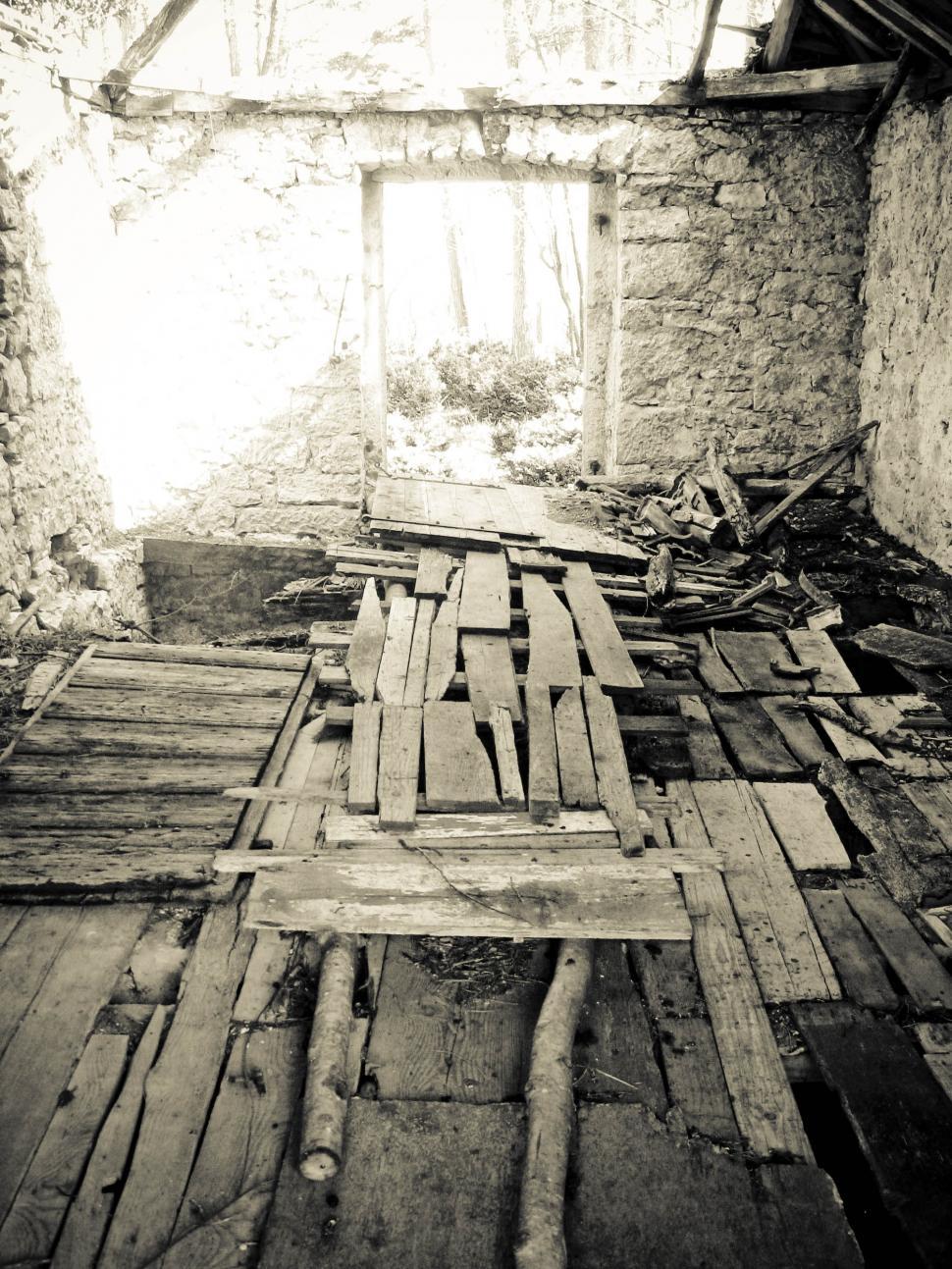 Free Image of ruins of stone house 
