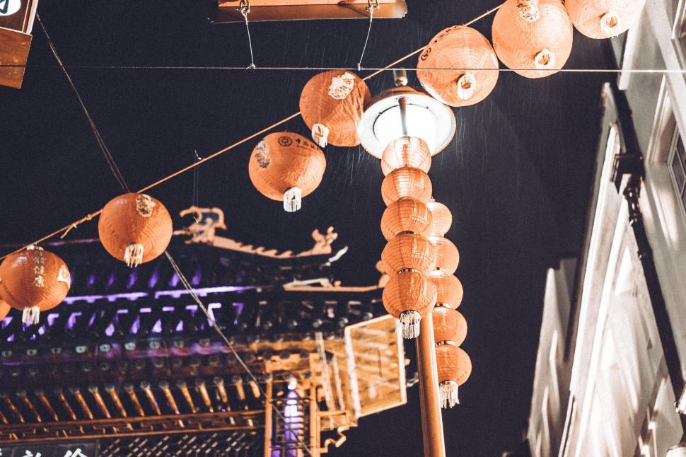 Free Image of Multiple Lights Hanging From Wire 