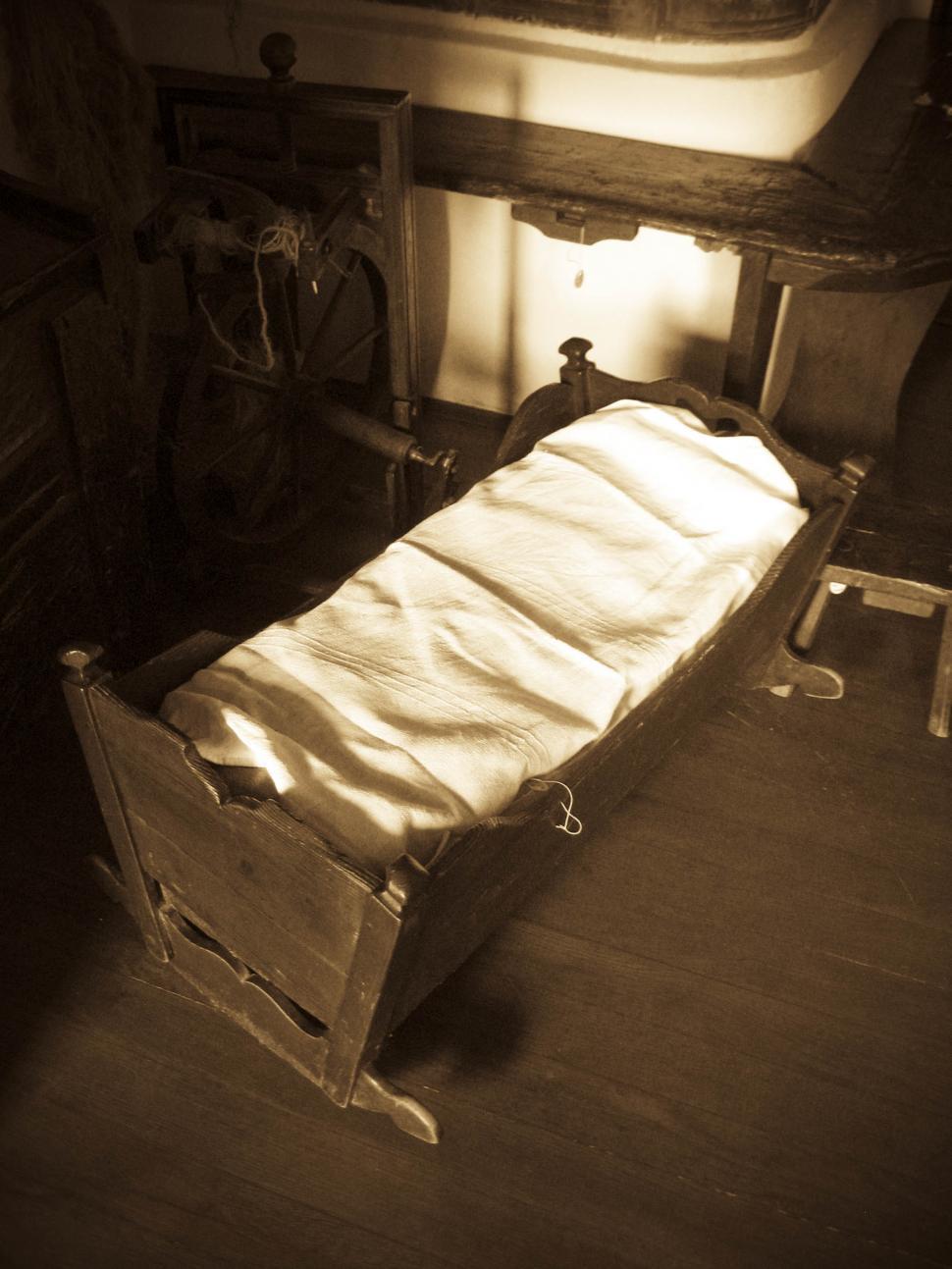 Free Image of old cradle 