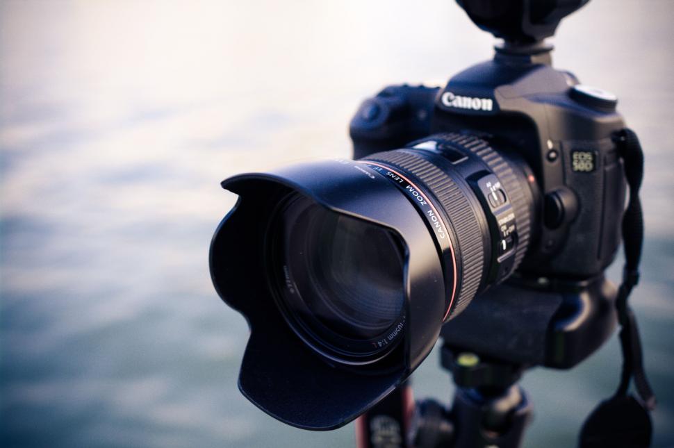 Free Image of Camera With Attached Lens 