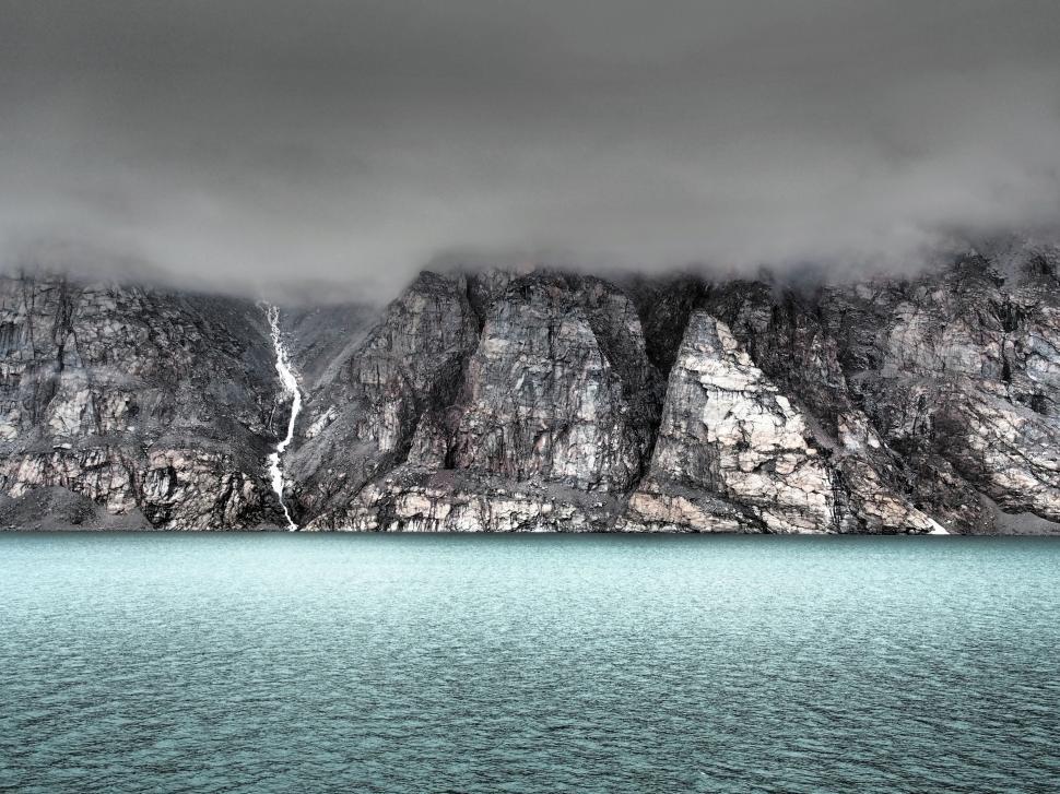 Free Image of Majestic Mountain Lake Surrounded by Peaks 