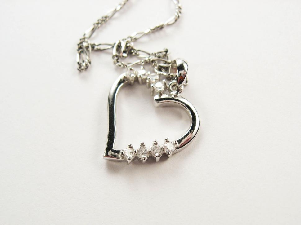 Free Image of silver necklace 