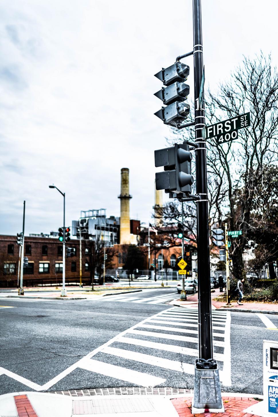 Free Image of Traffic Light Alongside Road 