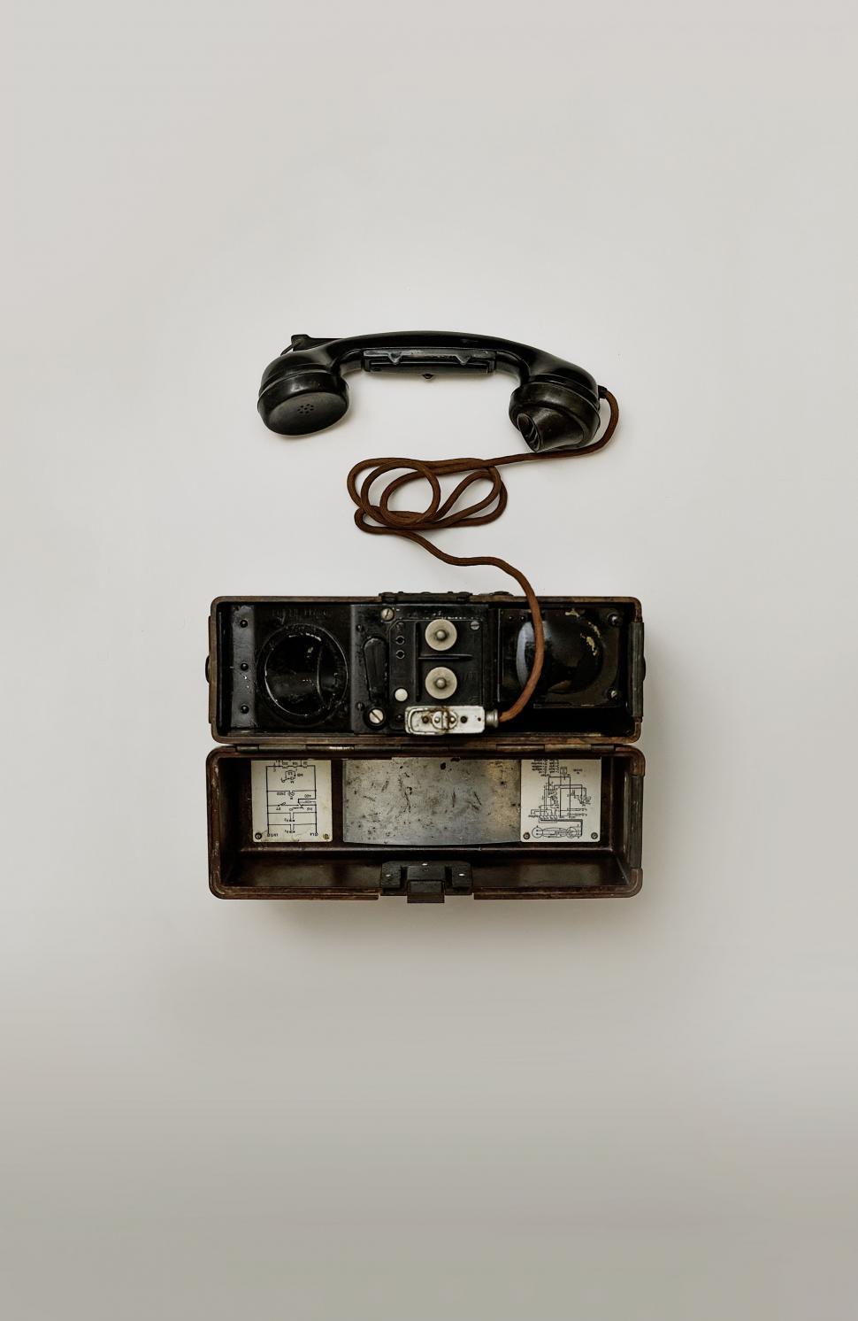 Free Image of Vintage Black and White Photo of an Old Radio 