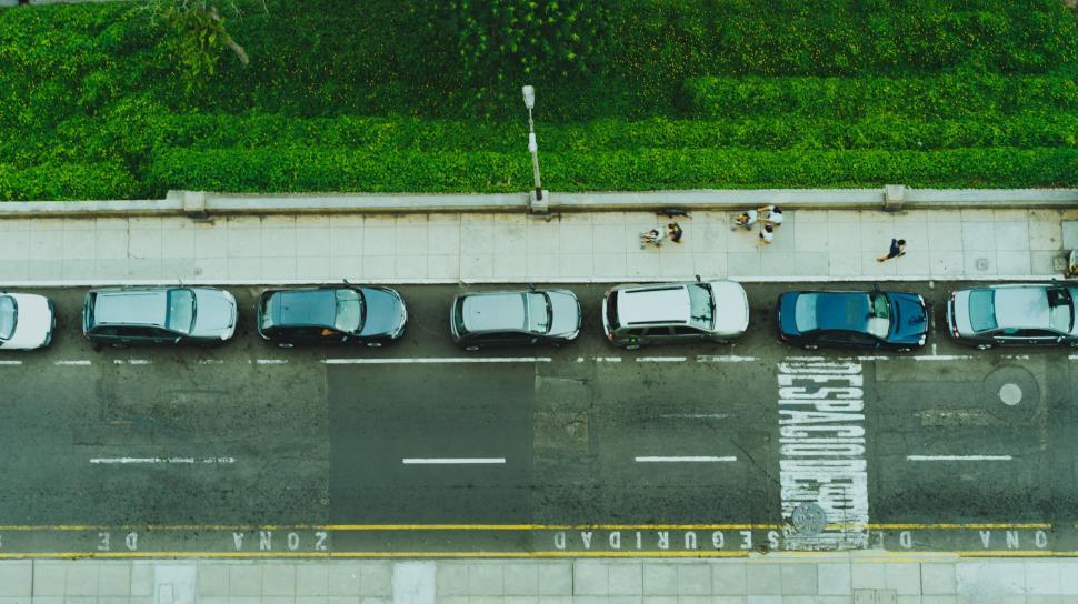 Free Image of Crowded Parking Lot Filled With Cars 