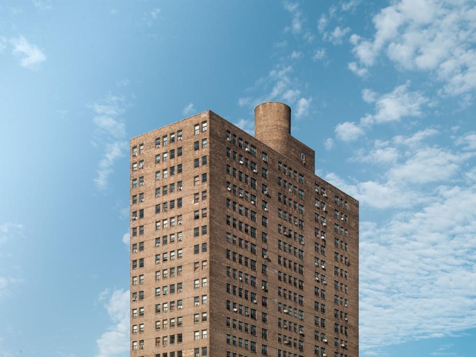 Free Image of Towering Skyscraper Against Sky 