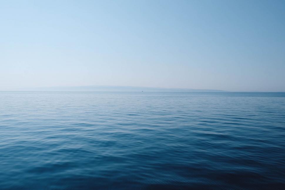 Free Image of Majestic Lake Under Clear Blue Sky 