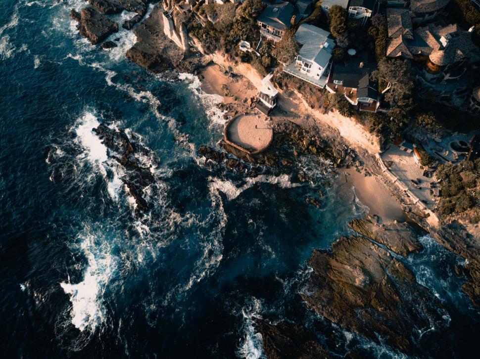Free Image of Aerial View of Beach With Houses and Waves 
