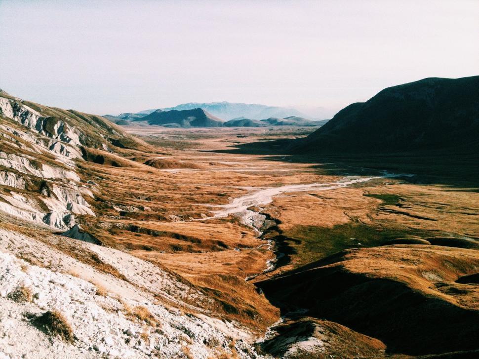 Free Image of Remote Valley Landscape With Mountains and Trees 