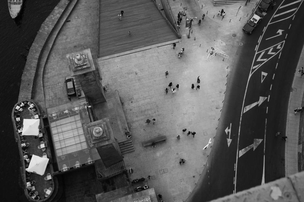 Free Image of Busy City Street in Black and White 