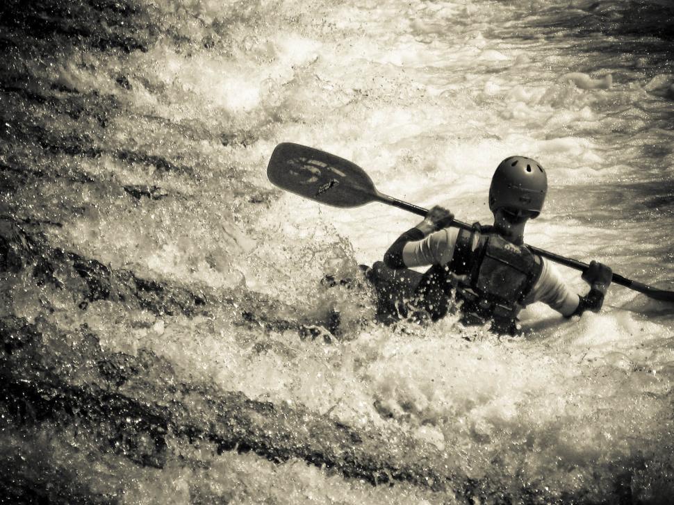 Free Image of Man kayaking 