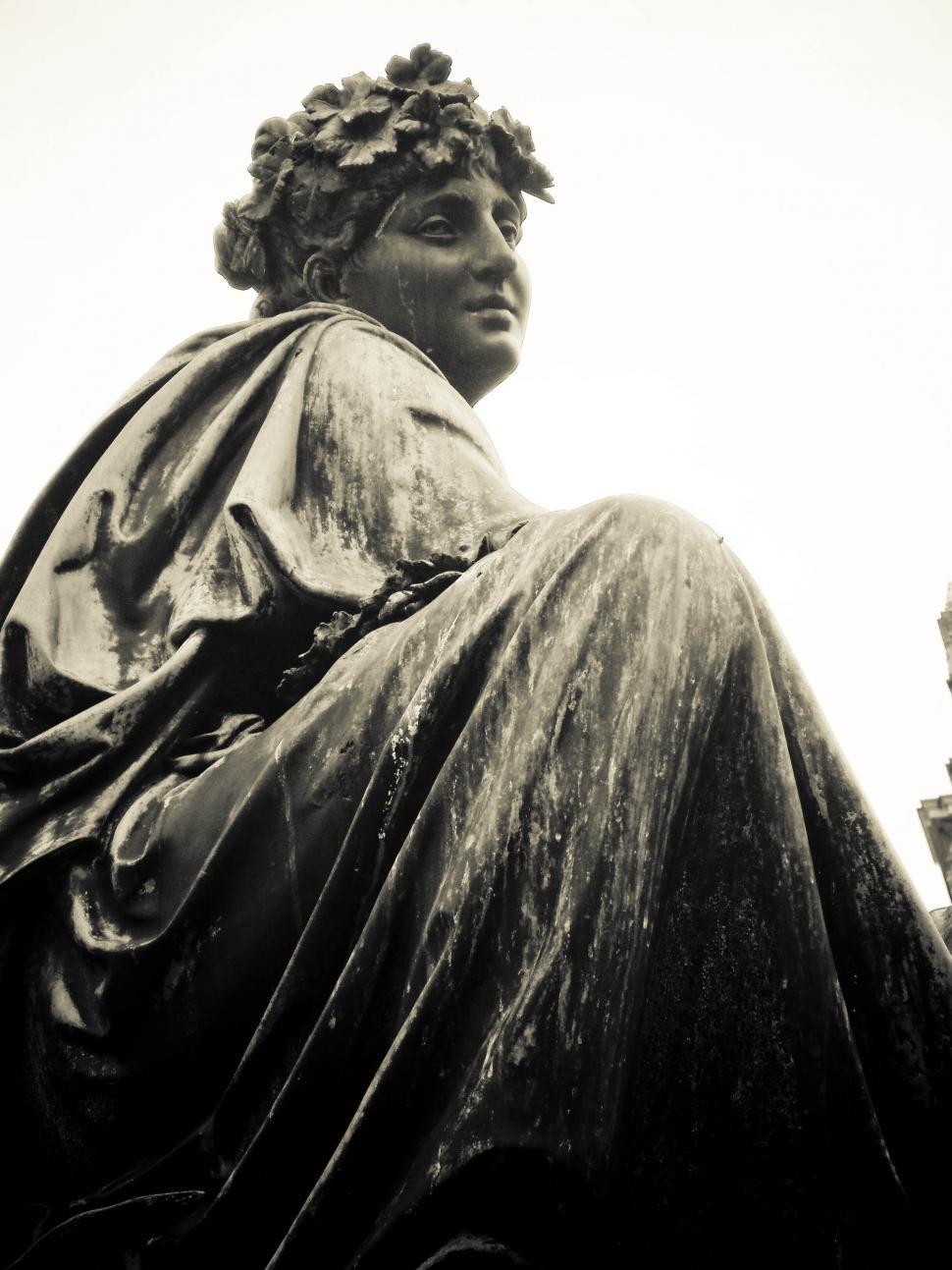 Free Image of statue 
