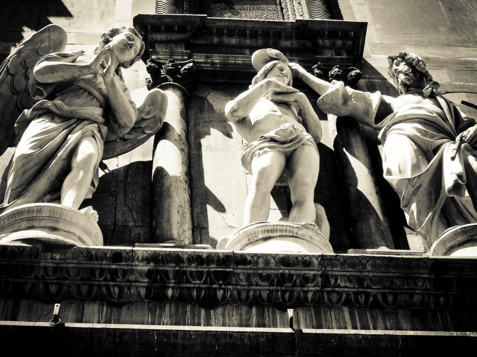Free Image of cherub statues 