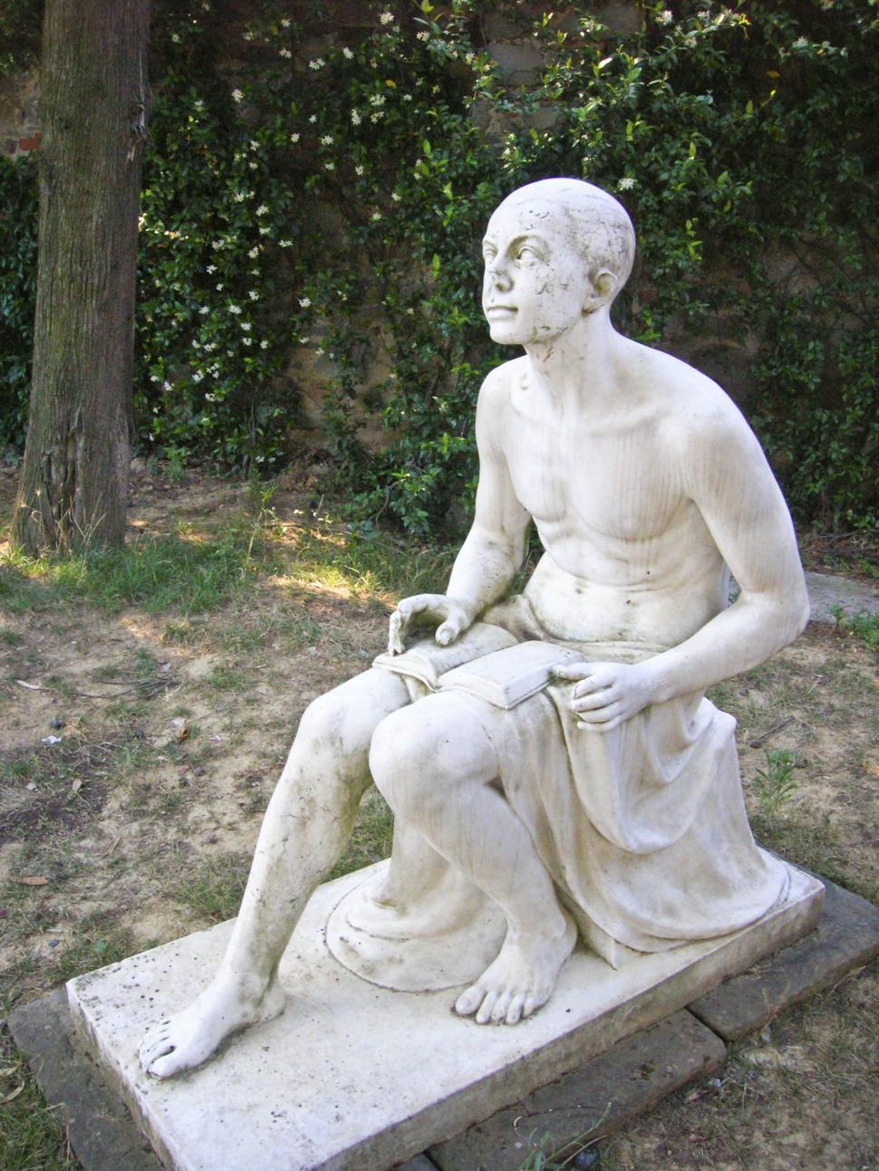Free Image of statue of man sitting 