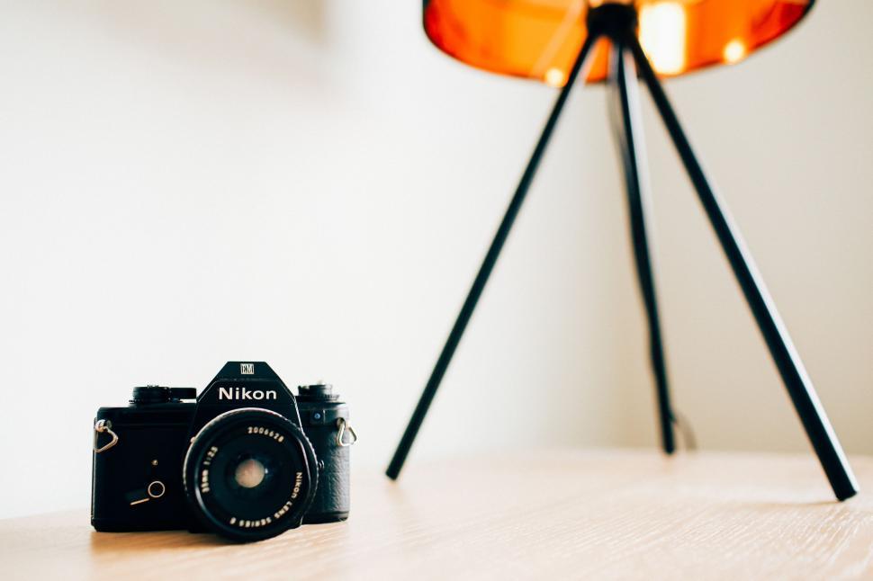 Free Image of Camera and Tripod Light on Table 